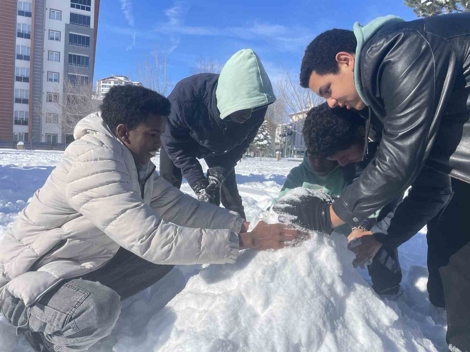 ilk kez karla tanisan afrikali ogrenciler doyasiya eglendi 3 5HERCznP