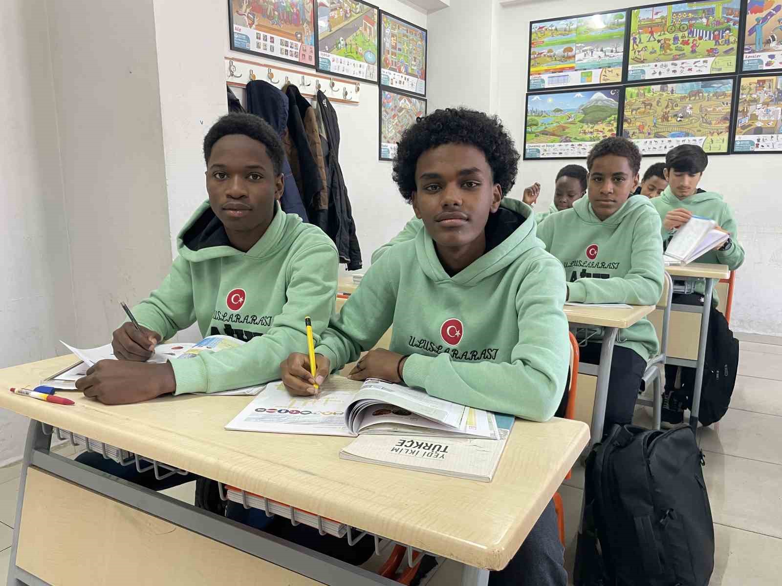 ilk kez karla tanisan afrikali ogrenciler doyasiya eglendi 7 yL2dUF2c