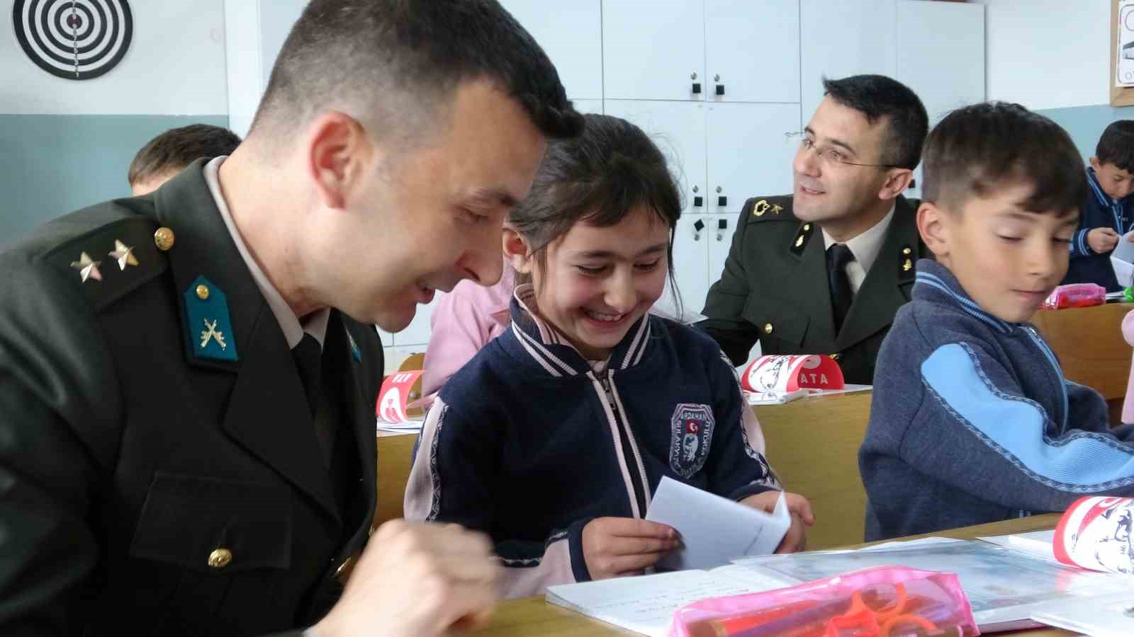 ilk mektuplarini mehmetcige yazdilar mehmetcikten cevap gecikmedi 3 dLvu31eD