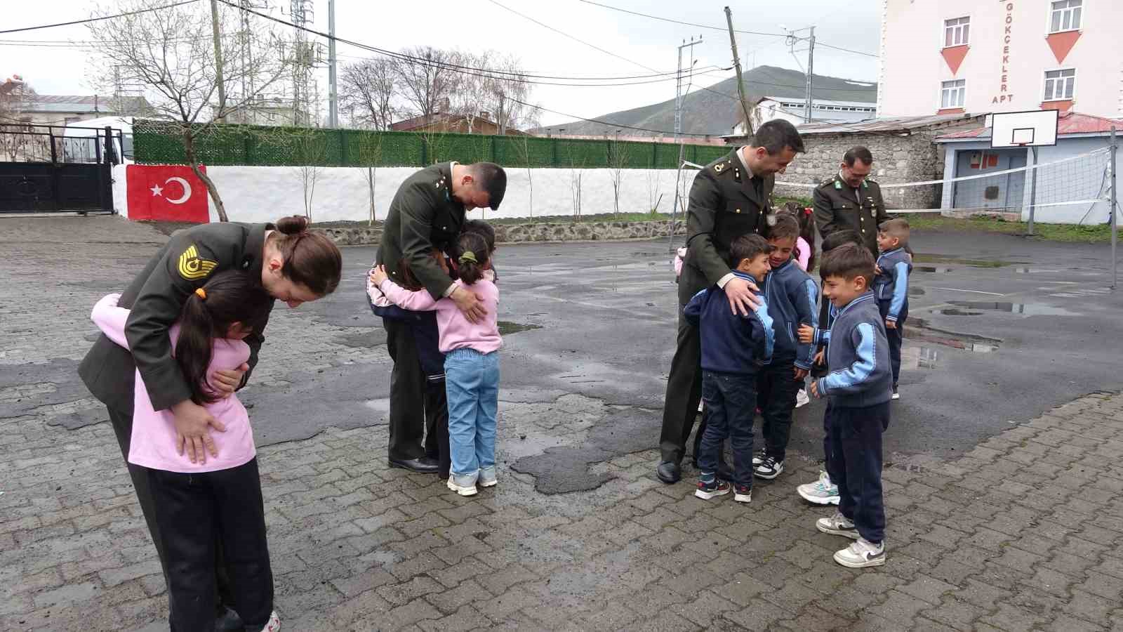 ilk mektuplarini mehmetcige yazdilar mehmetcikten cevap gecikmedi 4 kvbBzMLm