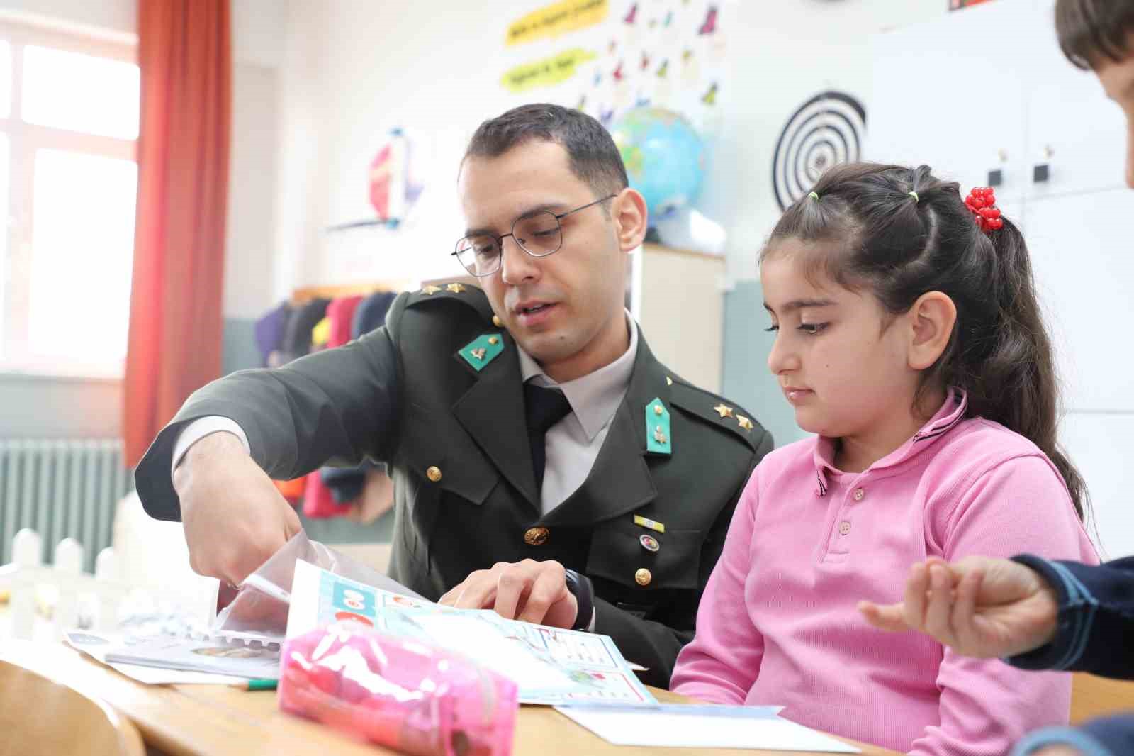 ilk mektuplarini mehmetcige yazdilar mehmetcikten cevap gecikmedi 9 pghvcQwO