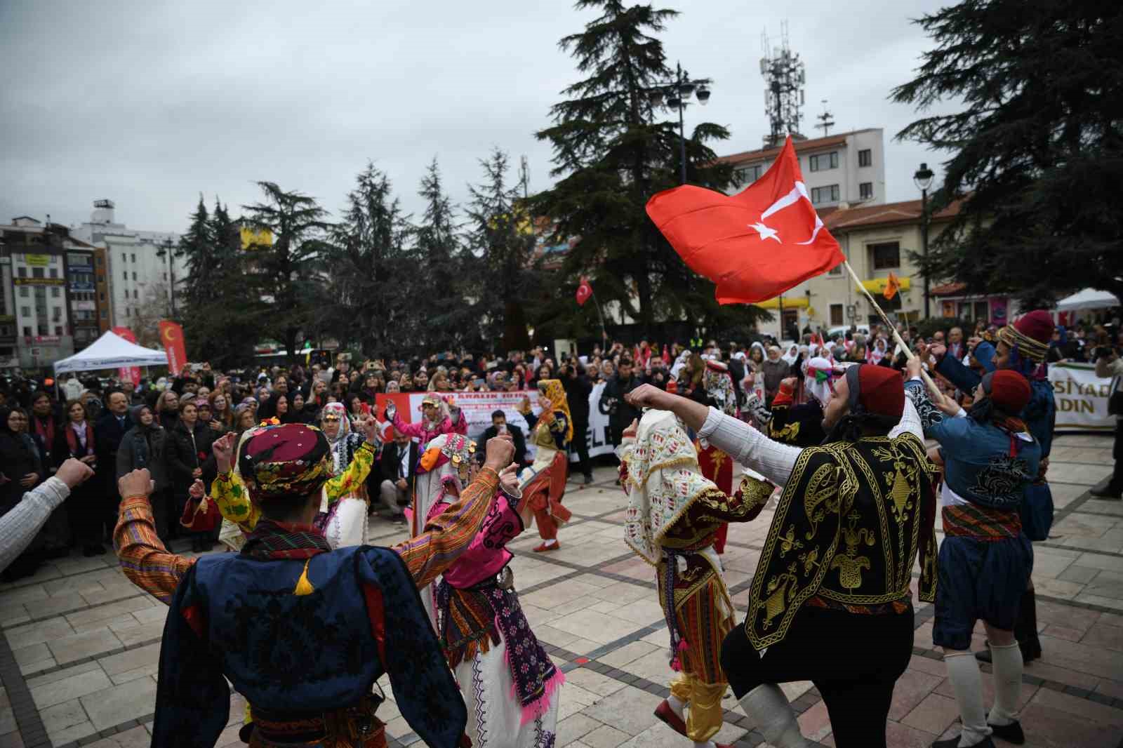 İlk Türk kadın mitinginin 106’ncı yıl dönümünde, birlik ruhu yeniden yaşatıldı 11 ilk turk kadin mitinginin 106nci yil donumunde birlik ruhu yeniden yasatildi 7 MA7iiQd2
