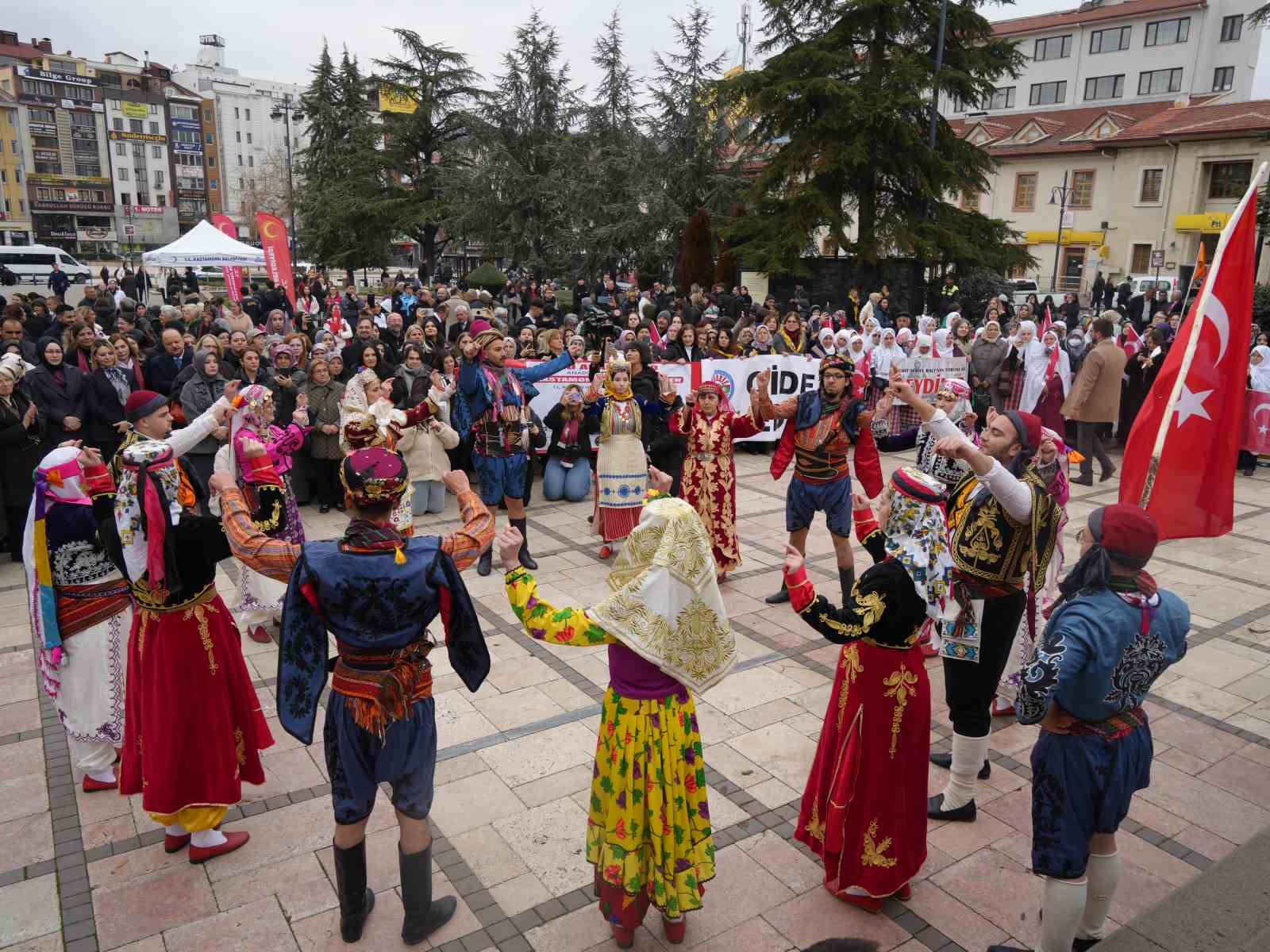 İlk Türk kadın mitinginin 106’ncı yıl dönümünde, birlik ruhu yeniden yaşatıldı 12 ilk turk kadin mitinginin 106nci yil donumunde birlik ruhu yeniden yasatildi 8