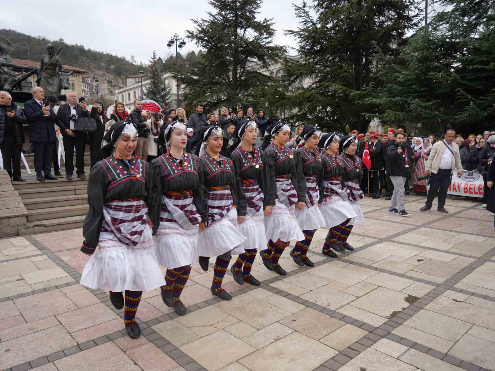 İlk Türk kadın mitinginin 106’ncı yıl dönümünde, birlik ruhu yeniden yaşatıldı 13 ilk turk kadin mitinginin 106nci yil donumunde birlik ruhu yeniden yasatildi 9 eEjulBuH