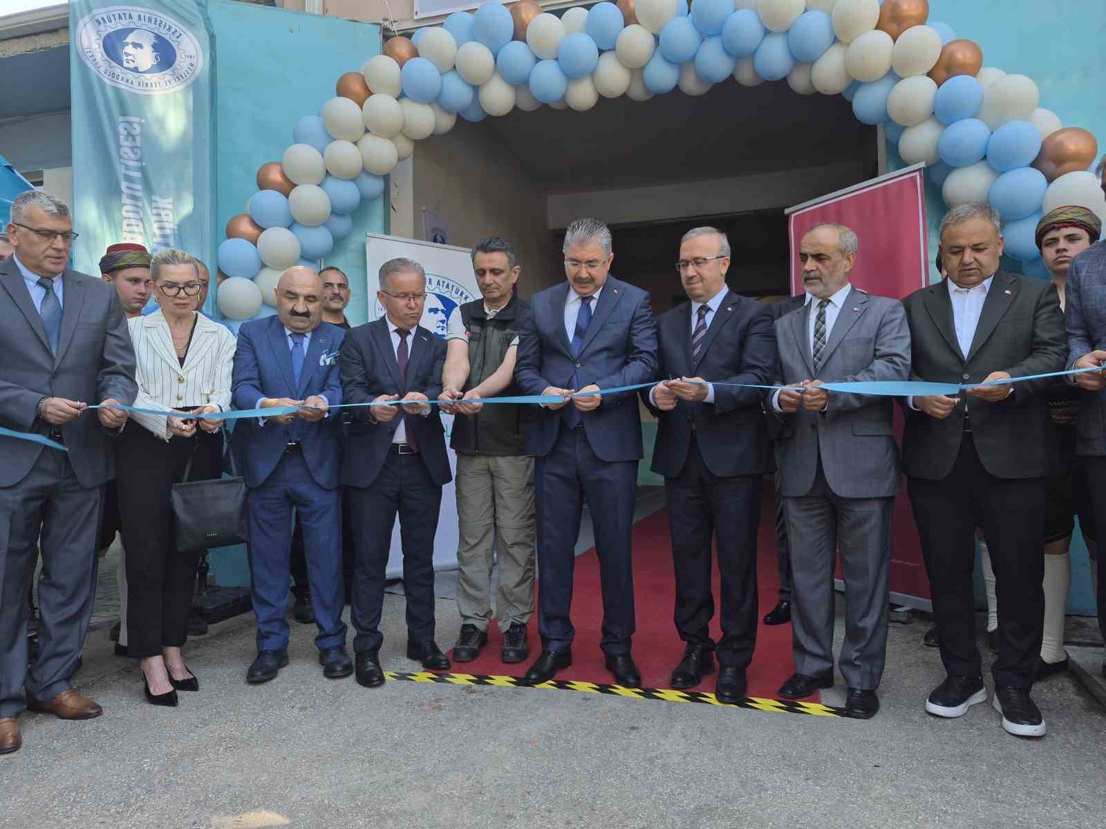 ilk yerli otomobil devrim ile togg yan yana 1 XmhmHpWI