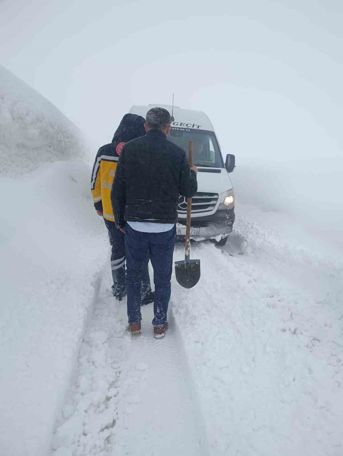 ilkbaharda kar saskinligi belde yolu ulasima kapandi 1 hm59dwFa
