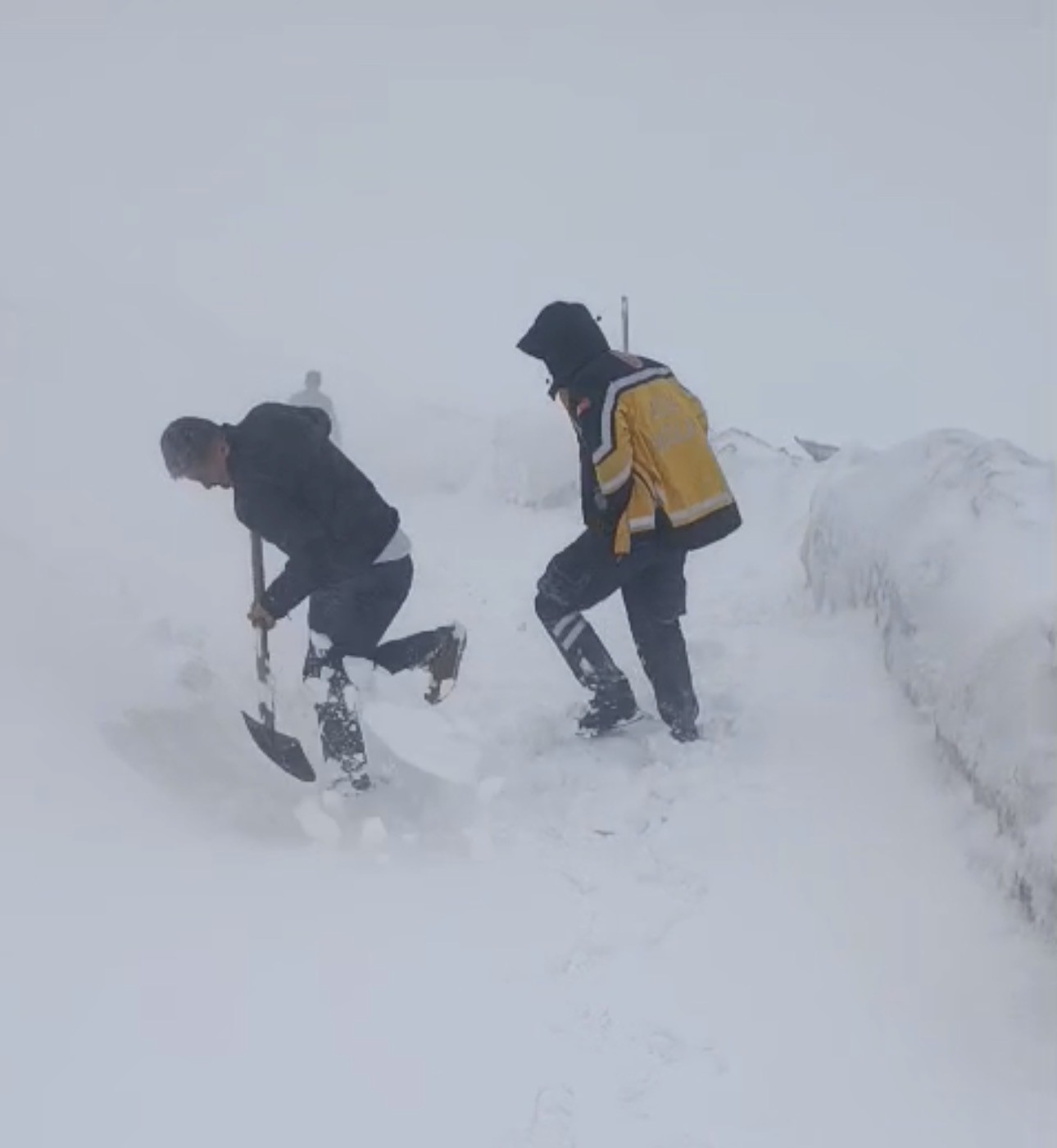 ilkbaharda kar saskinligi belde yolu ulasima kapandi 2 C3bwsav9