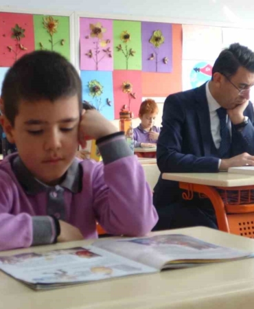 ilkokul-ortaokul-ve-lise-duzeyindeki-butun-okullarda-ilk-dersin-ilk-20-dakikasi-kitap-okuma-deqkP1mF.jpg