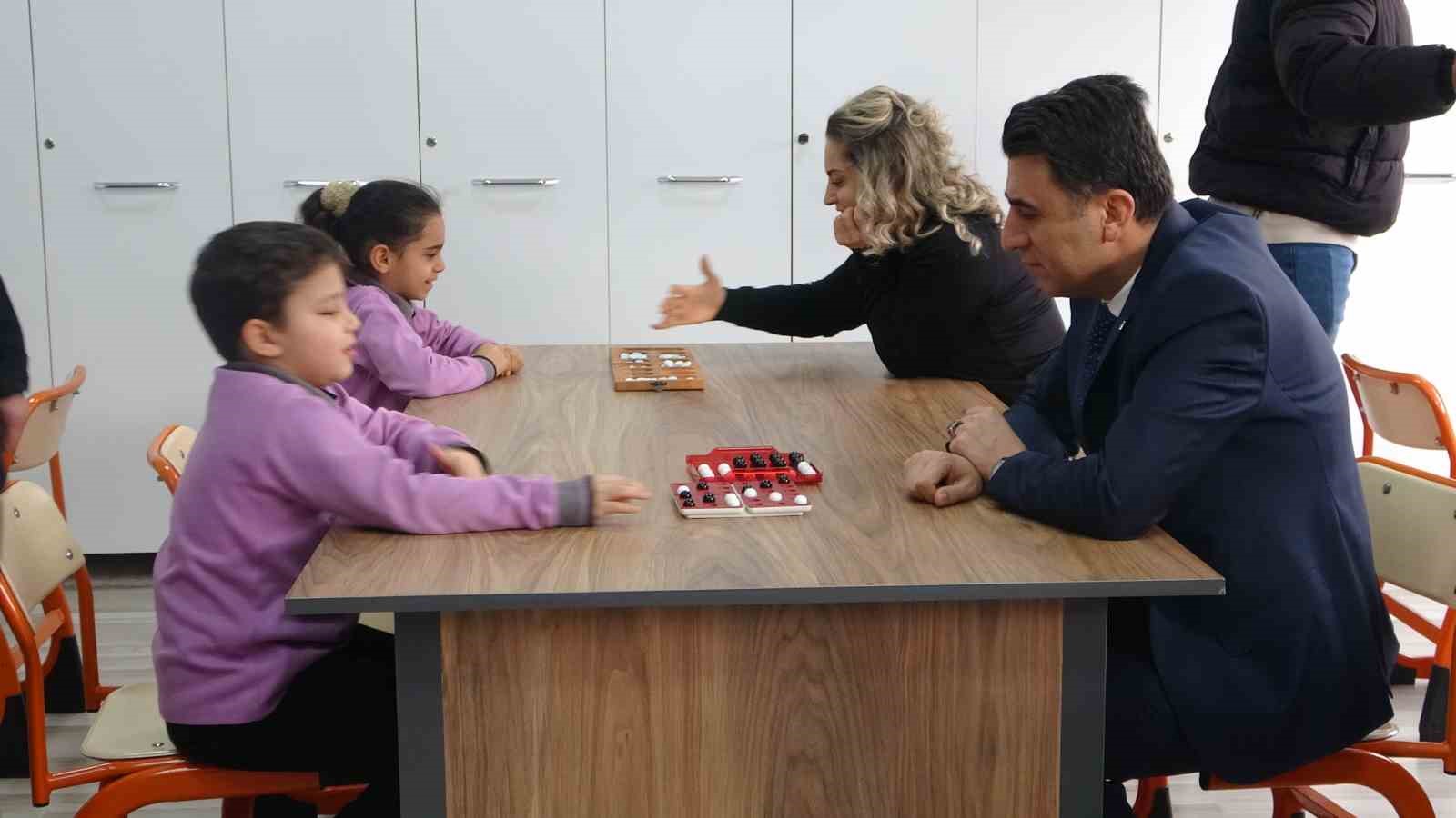 ilkokul ortaokul ve lise duzeyindeki butun okullarda ilk dersin ilk 20 dakikasi kitap okuma