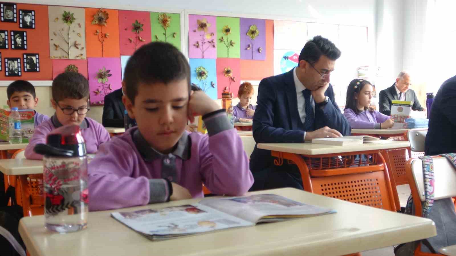 ilkokul ortaokul ve lise duzeyindeki butun okullarda ilk dersin ilk 20 dakikasi kitap okuma