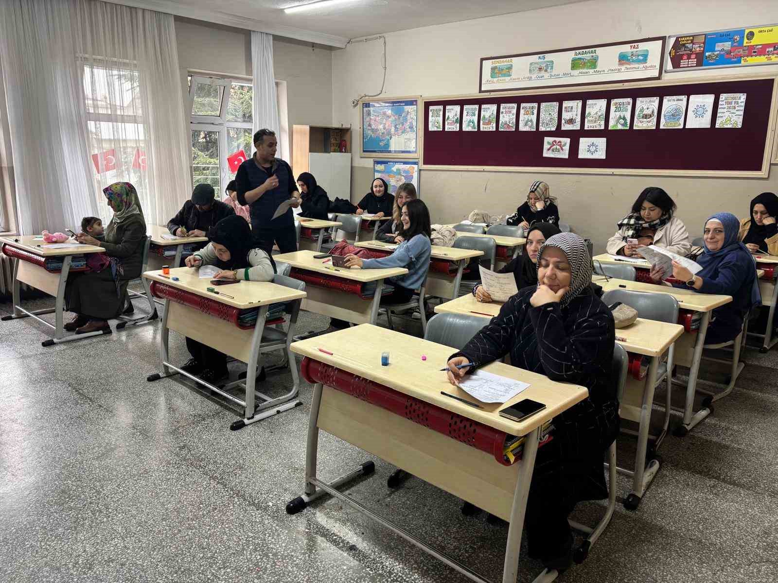ilkokulda veliler kitap okuma yarismasinda ter doktu 0 m9Anhz22