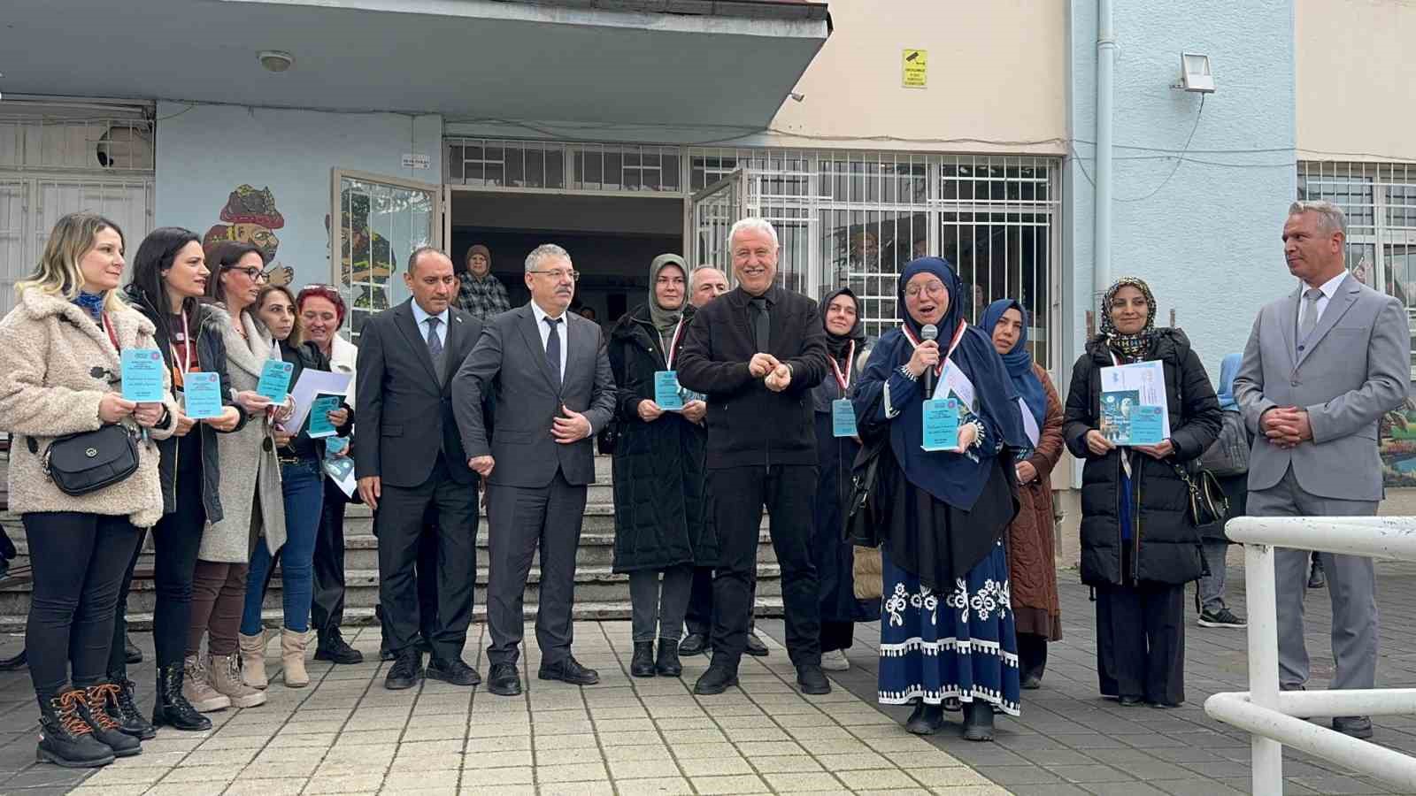 ilkokulda veliler kitap okuma yarismasinda ter doktu 3 I3sLi1TX