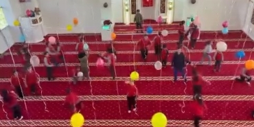 imam-ve-esinden-cocuklar-icin-camide-renkli-susleme-HJecl13B.jpg