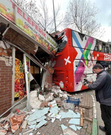 imdat-freni-bosalan-ogrenci-otobusu-manava-daldi-rw842uyD.jpg