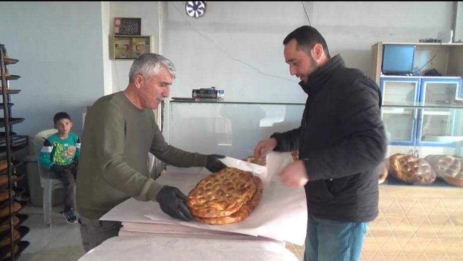 imece usuluyle pide dagitiliyor pide girmeyen ev kalmiyor 2 mT7y9CZ9