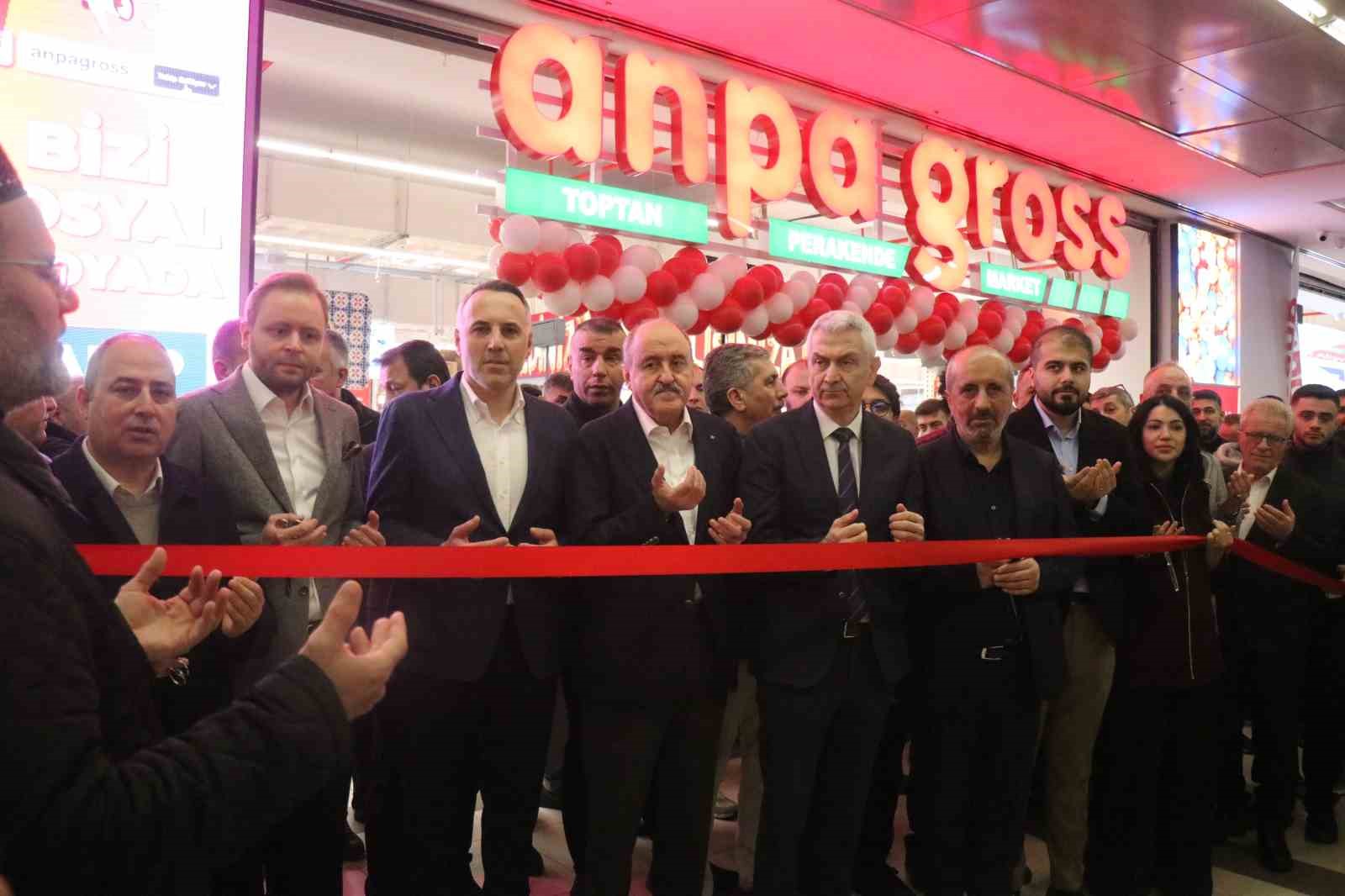 indirim icin geceden cadir kurup 8 saat yagmur altinda beklediler 1 YlK2bMKI