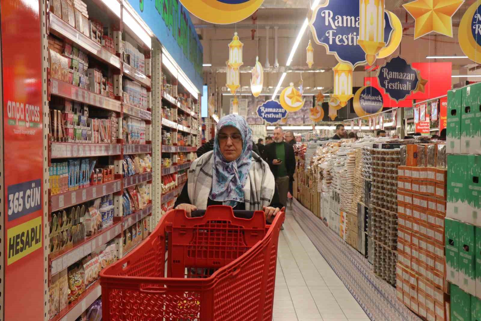 indirim icin geceden cadir kurup 8 saat yagmur altinda beklediler 2 FB24VyLO