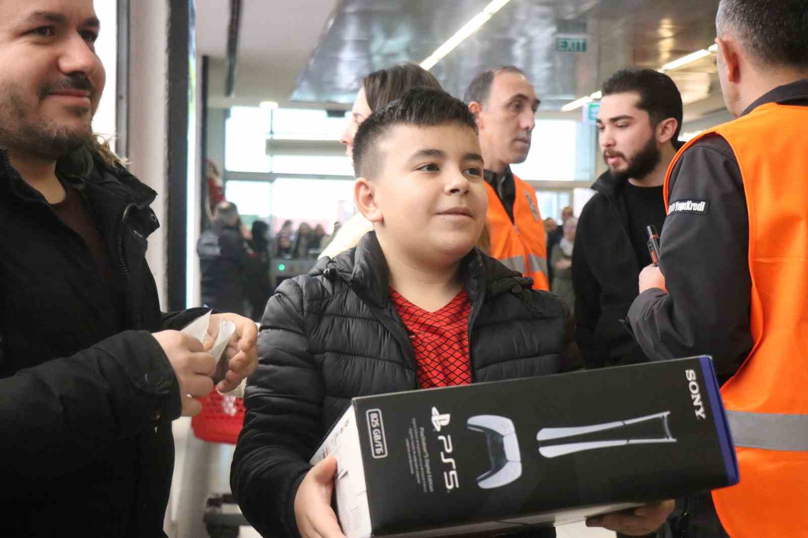 indirim icin geceden cadir kurup 8 saat yagmur altinda beklediler 4 KJBVuVjD