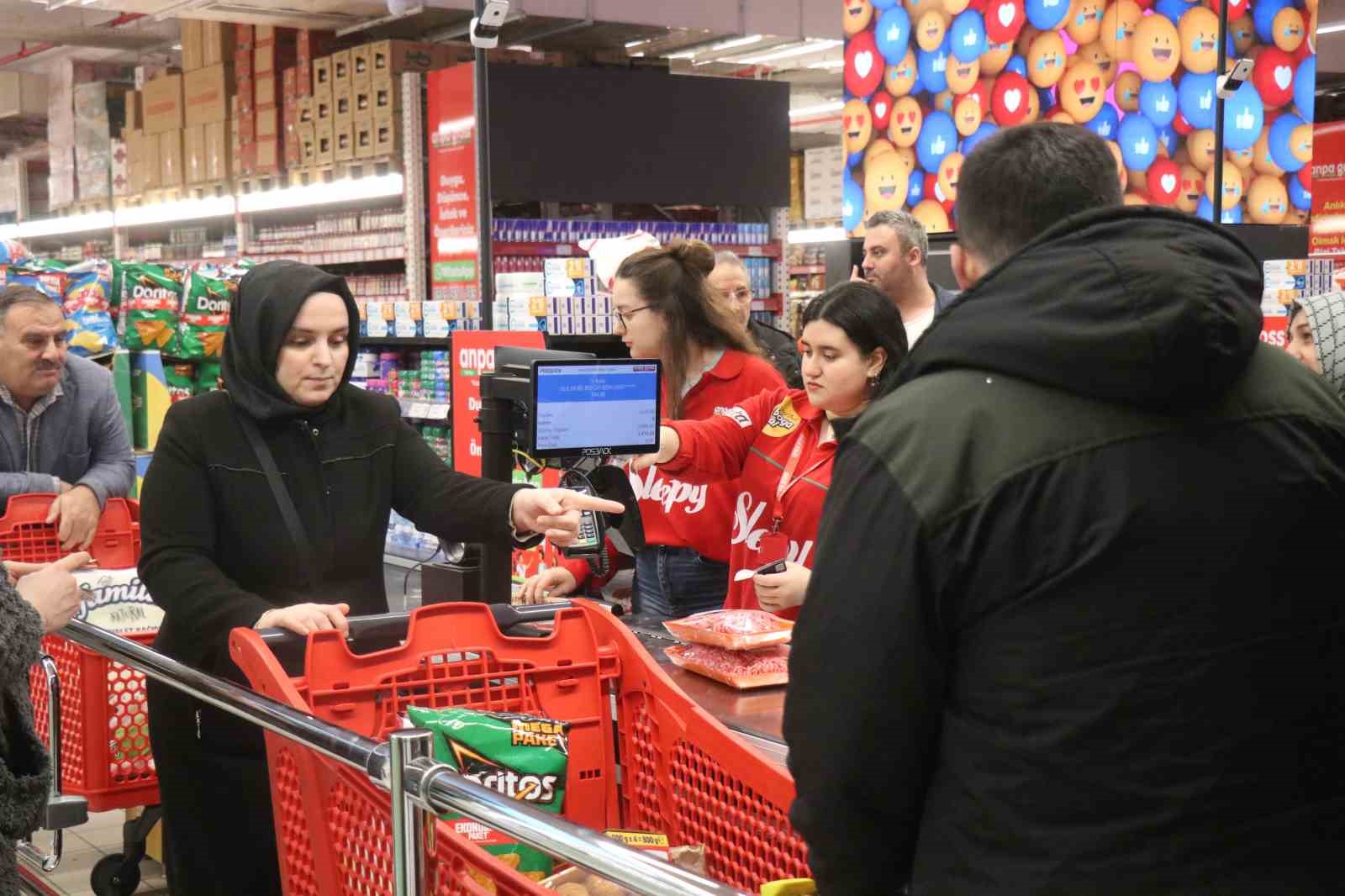 indirim icin geceden cadir kurup 8 saat yagmur altinda beklediler 6