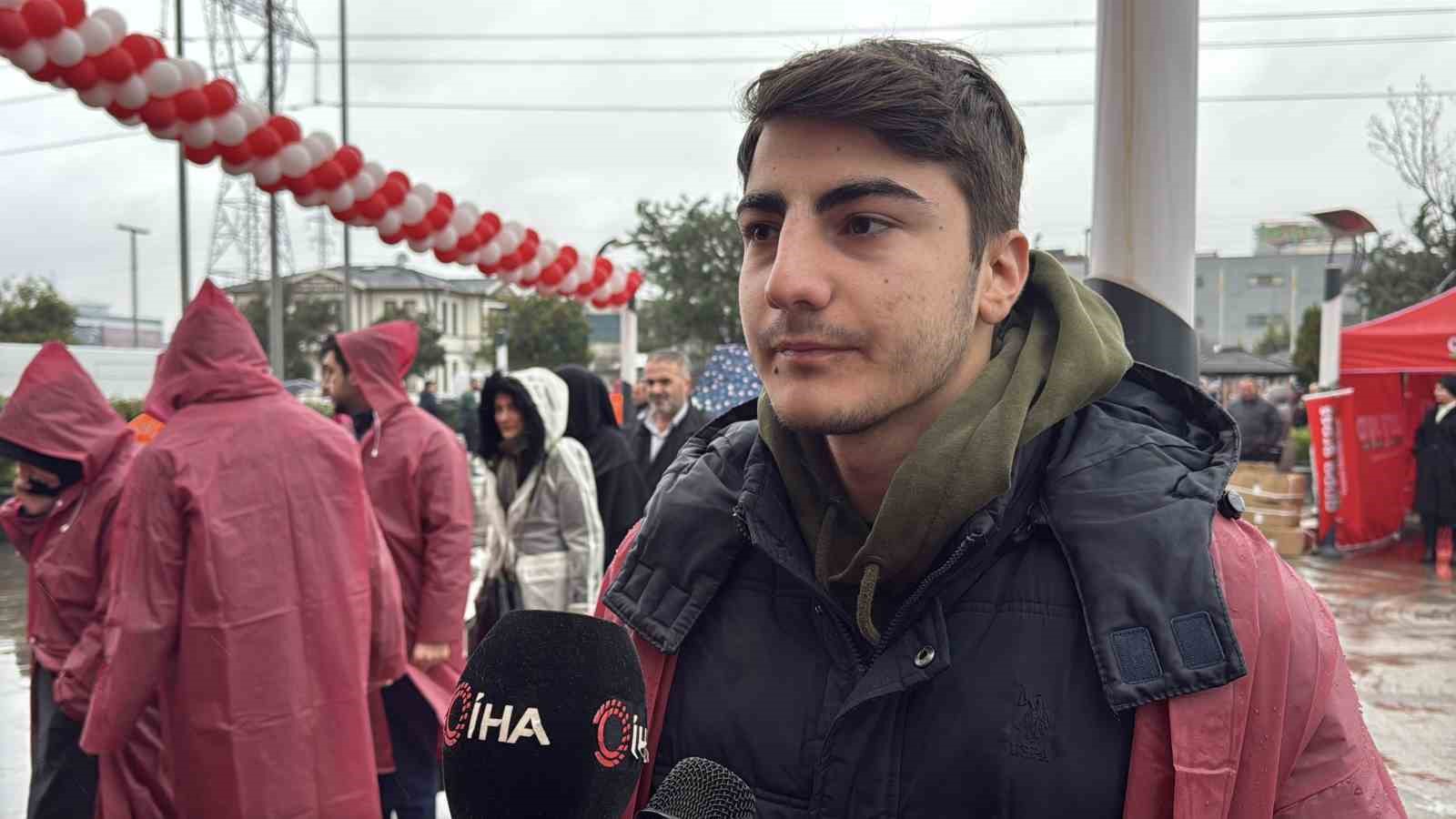 indirim icin geceden cadir kurup 8 saat yagmur altinda beklediler 7 Z7QS5XXs