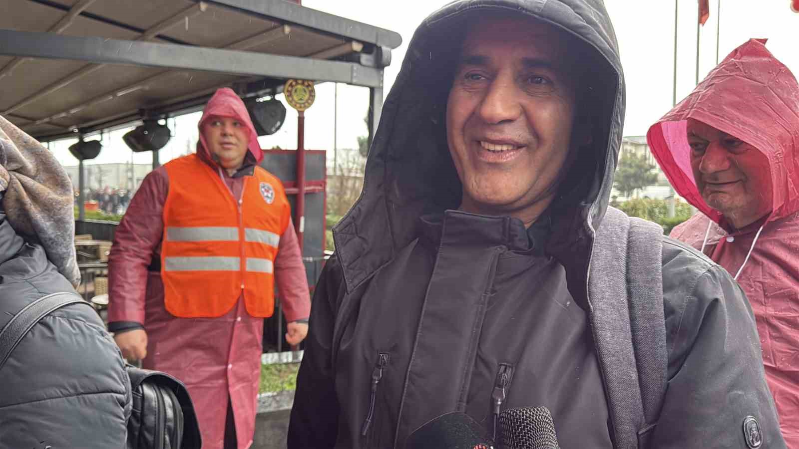 indirim icin geceden cadir kurup 8 saat yagmur altinda beklediler 8 Zy64qqJk