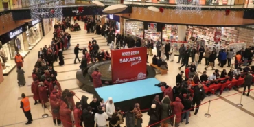 indirim-icin-geceden-cadir-kurup-8-saat-yagmur-altinda-beklediler-mQQ2s4YB.jpg