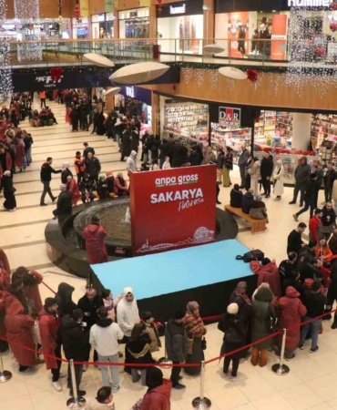 indirim-icin-geceden-cadir-kurup-8-saat-yagmur-altinda-beklediler-mQQ2s4YB.jpg