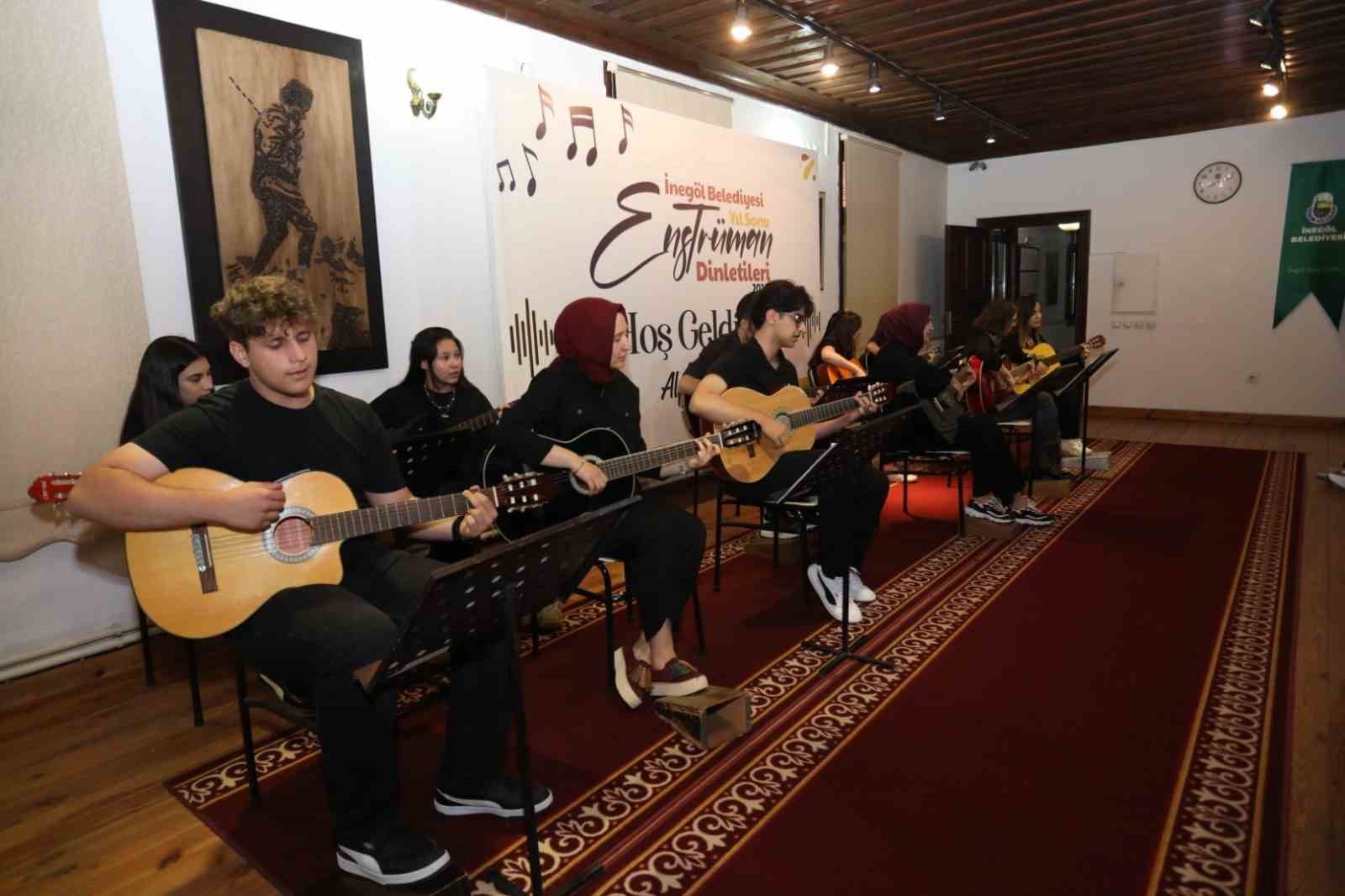 İnegöl Belediyesi’nin gitar kursu kursiyerleri sertifikalarını aldı 5 inegol belediyesinin gitar kursu kursiyerleri sertifikalarini aldi 1 HIygX9qX