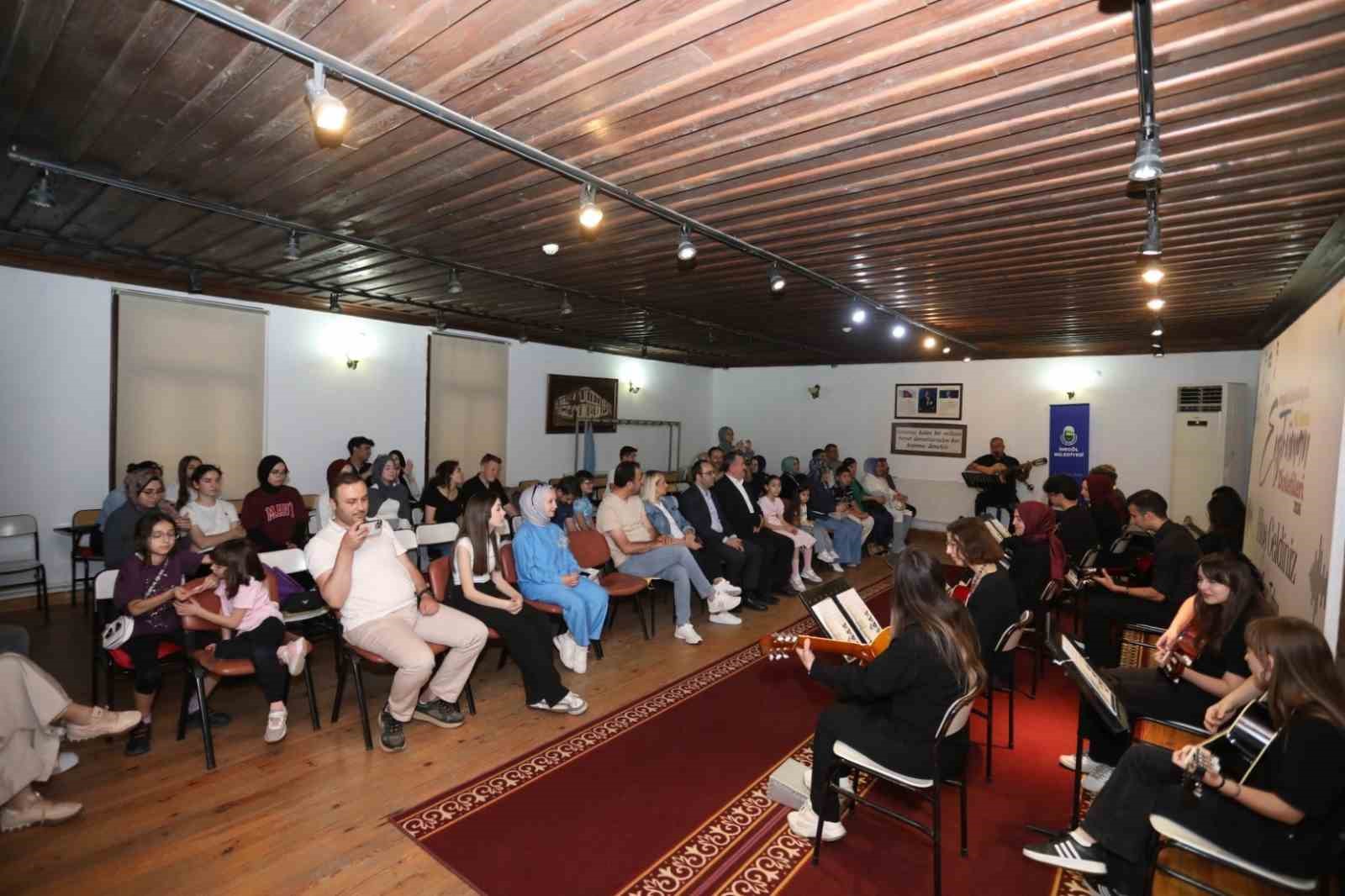İnegöl Belediyesi’nin gitar kursu kursiyerleri sertifikalarını aldı 6 inegol belediyesinin gitar kursu kursiyerleri sertifikalarini aldi 2 E1vRLPjp