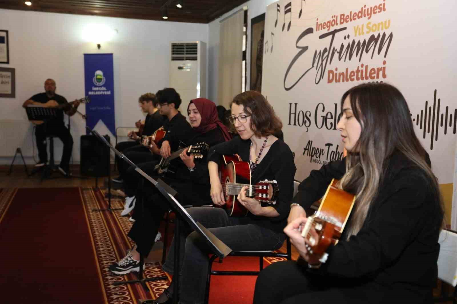 İnegöl Belediyesi’nin gitar kursu kursiyerleri sertifikalarını aldı 7 inegol belediyesinin gitar kursu kursiyerleri sertifikalarini aldi 3 bB18QiaK