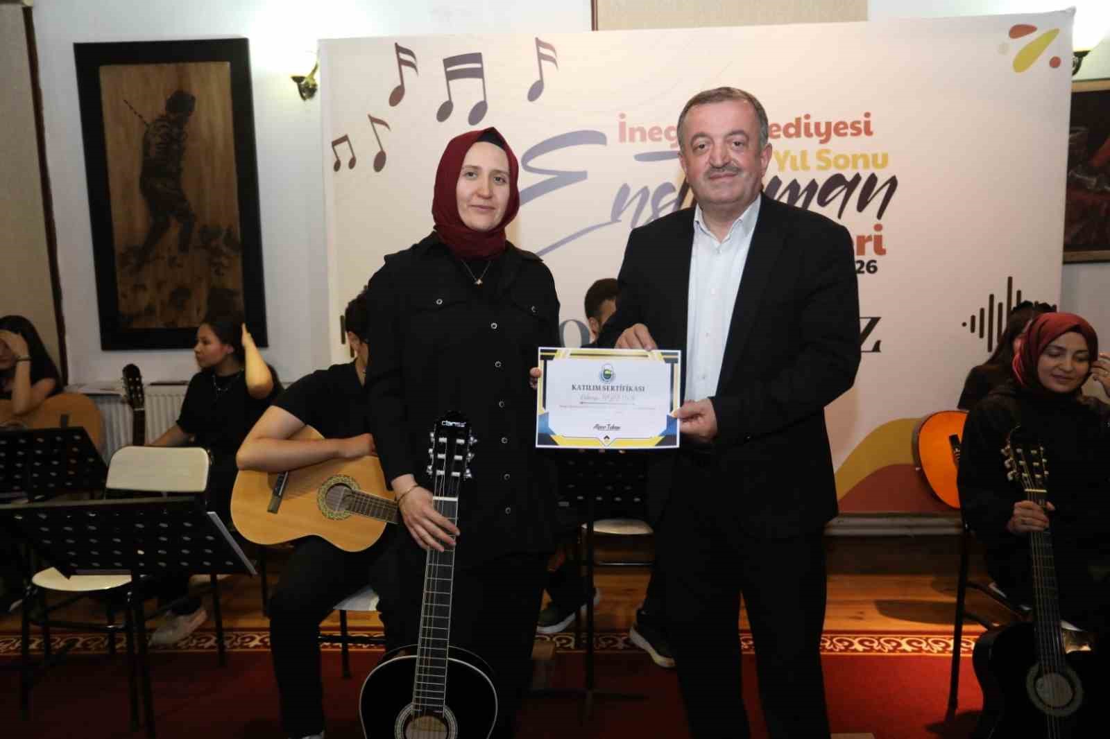İnegöl Belediyesi’nin gitar kursu kursiyerleri sertifikalarını aldı 8 inegol belediyesinin gitar kursu kursiyerleri sertifikalarini aldi 4 zzllPt2V