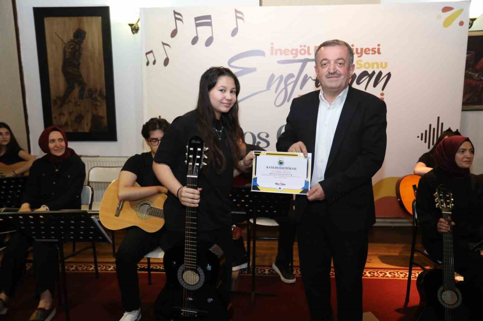 İnegöl Belediyesi’nin gitar kursu kursiyerleri sertifikalarını aldı 9 inegol belediyesinin gitar kursu kursiyerleri sertifikalarini aldi 5