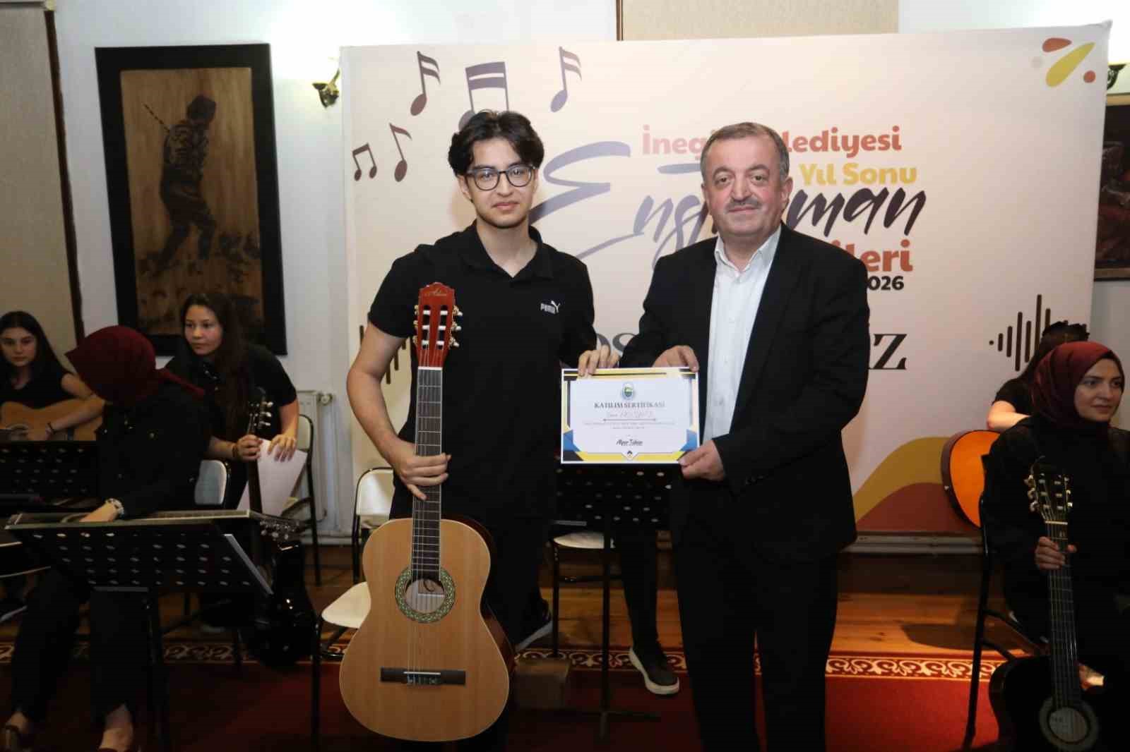 İnegöl Belediyesi’nin gitar kursu kursiyerleri sertifikalarını aldı 10 inegol belediyesinin gitar kursu kursiyerleri sertifikalarini aldi 6 I1ETEdAj