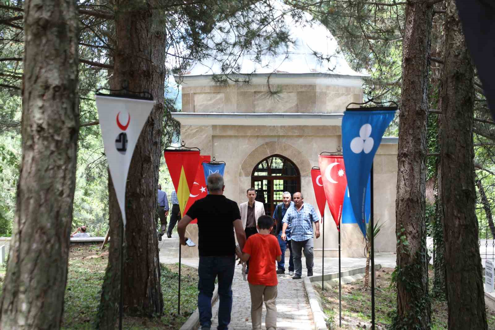 İnegöl Fatihi Turgut Alp kabri başında anıldı 6 inegol fatihi turgut alp kabri basinda anildi 2 zHFyKnjO