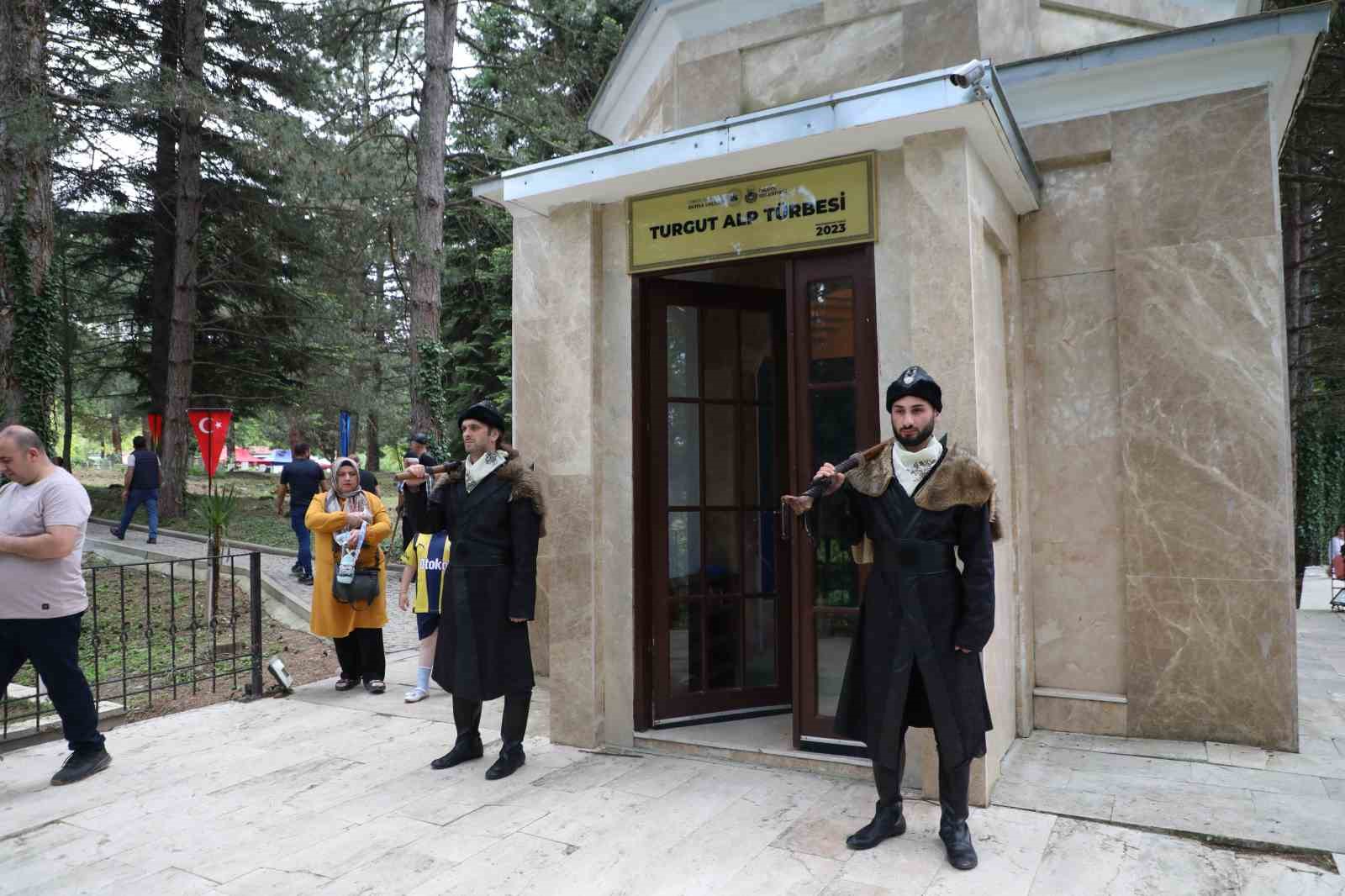 İnegöl Fatihi Turgut Alp kabri başında anıldı 7 inegol fatihi turgut alp kabri basinda anildi 3 CaLrCyZL