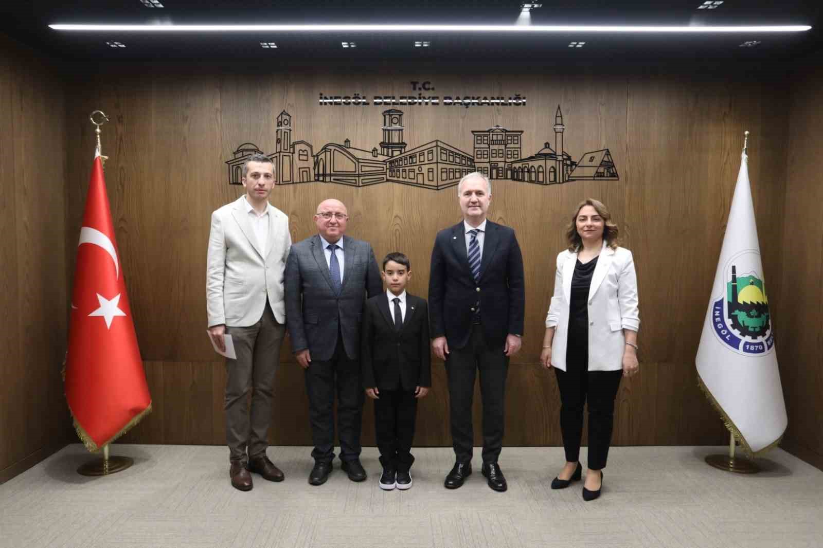 İnegöl’de başkanlık koltuğuna Umut Alp Yiğit oturdu 8 inegolde baskanlik koltuguna umut alp yigit oturdu 4 aE8r3Vpn