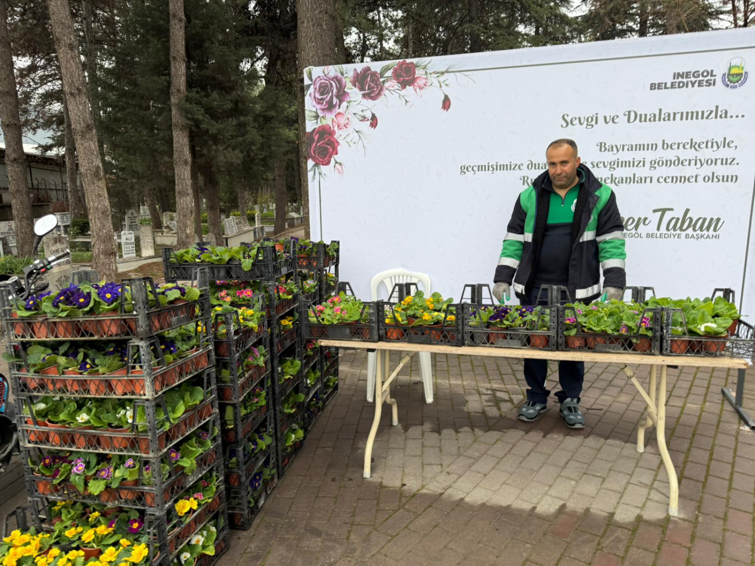 inegolde bayram oncesi mezarliklar cicek bahcesine burundu 0 1DAgbfHh
