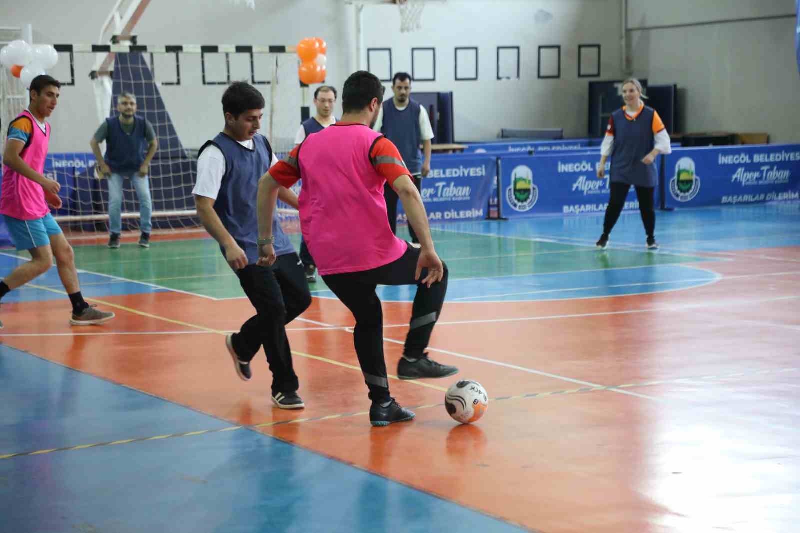 inegolde engelsiz turnuva coskusu 3 AHzQ88sl