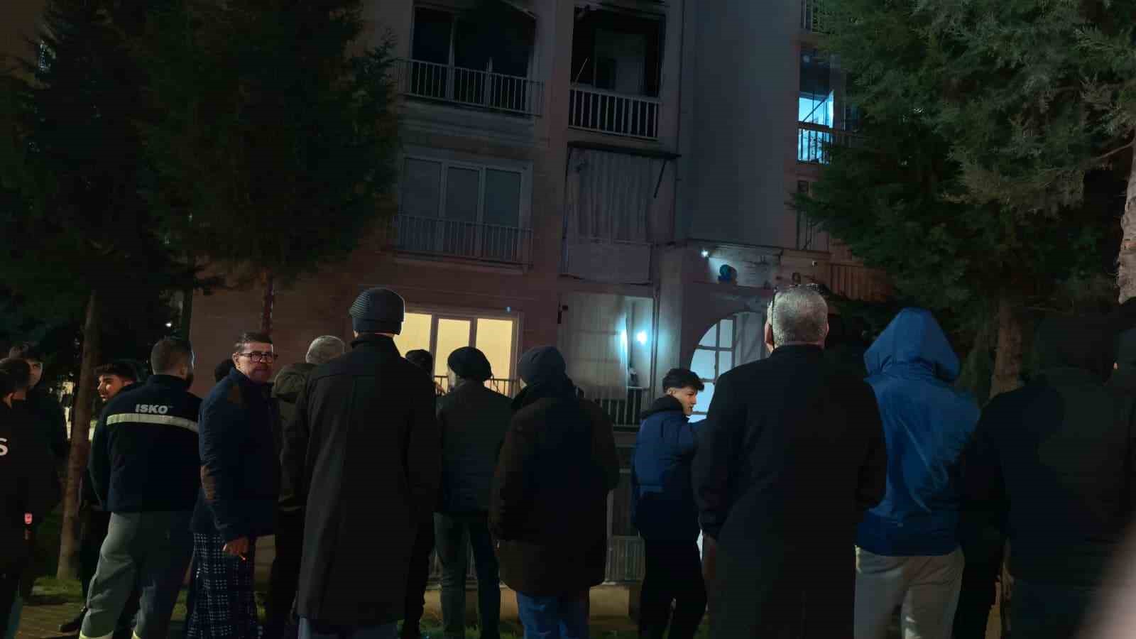 inegolde ev yangini 1i cocuk 3 kisi dumandan etkilendi 1 v4yvu3Ky
