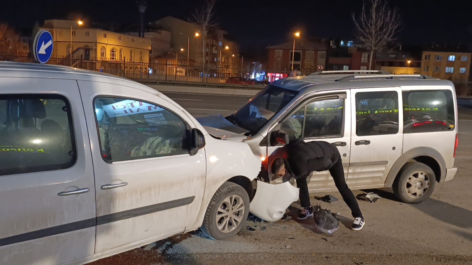 inegolde iki arac kafa kafaya carpisti 3 yarali 1