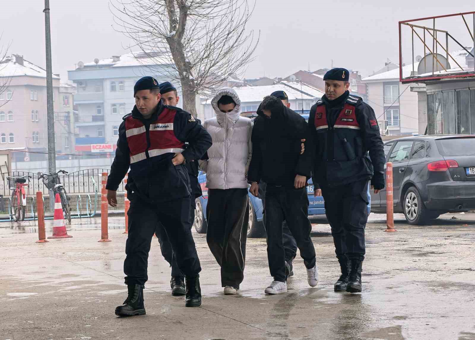 İnegöl’de internet kablolarını çalan 2 şüpheli tutuklandı 4 inegolde internet kablolarini calan 2 supheli tutuklandi 0