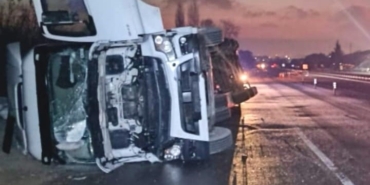 inegolde-iplik-yuklu-tir-devrildi-MjIsU5dI.jpg