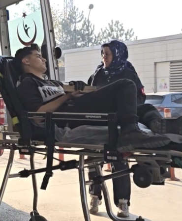 inegolde-isci-elini-tahtaya-cakti-itfaiye-ekipleri-kurtardi-zR6YAIhg.jpg