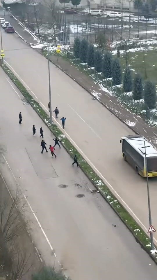 İnegöl’de kar topu gerginliği: Otobüs şoförü çocukları sopayla kovaladı 4 inegolde kar topu gerginligi otobus soforu cocuklari sopayla kovaladi 0
