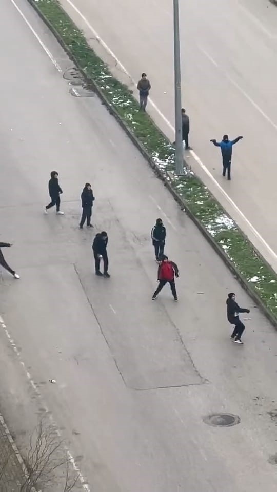 İnegöl’de kar topu gerginliği: Otobüs şoförü çocukları sopayla kovaladı 5 inegolde kar topu gerginligi otobus soforu cocuklari sopayla kovaladi 1 KNNIr3O8