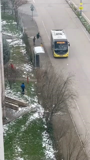 İnegöl’de kar topu gerginliği: Otobüs şoförü çocukları sopayla kovaladı 6 inegolde kar topu gerginligi otobus soforu cocuklari sopayla kovaladi 2 jblpKznX