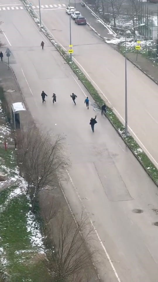 İnegöl’de kar topu gerginliği: Otobüs şoförü çocukları sopayla kovaladı 7 inegolde kar topu gerginligi otobus soforu cocuklari sopayla kovaladi 3 Zujb3lHN