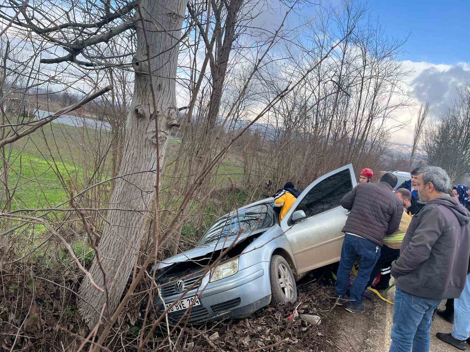 inegolde kontrolden cikan otomobil agaca carpti 1 yarali 0