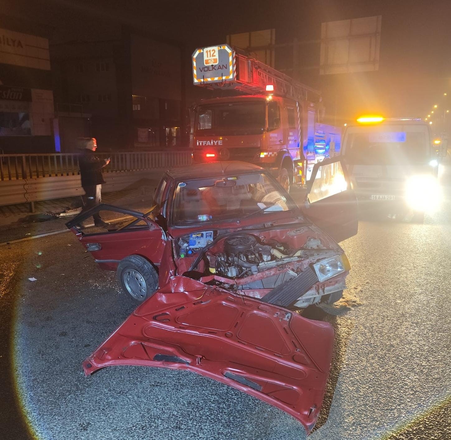 İnegöl’de kontrolden çıkan otomobil bariyerlere çarptı, 1’i ağır 2 kişi yaralandı 4 inegolde kontrolden cikan otomobil bariyerlere carpti 1i agir 2 kisi yaralandi 0
