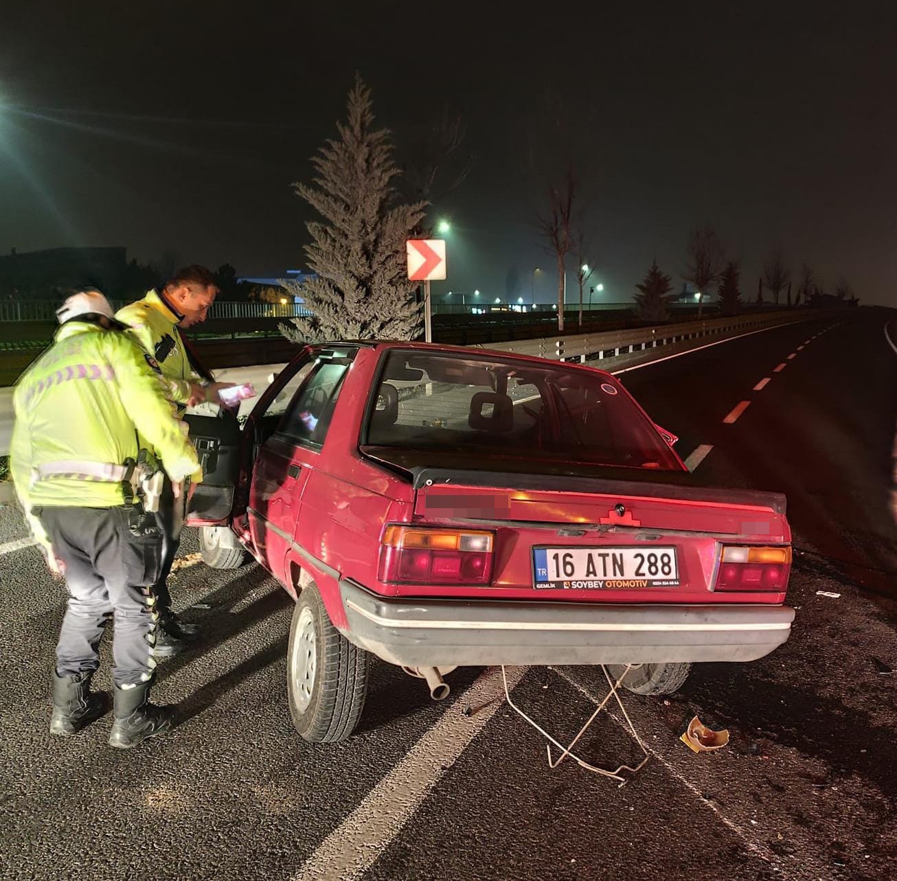 İnegöl’de kontrolden çıkan otomobil bariyerlere çarptı, 1’i ağır 2 kişi yaralandı 5 inegolde kontrolden cikan otomobil bariyerlere carpti 1i agir 2 kisi yaralandi 1 HzD1EP1P